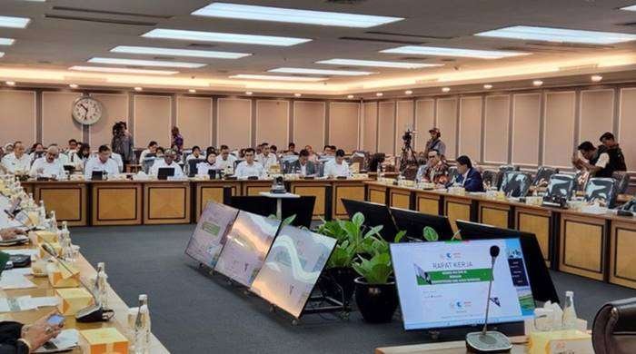 Menteri Natalius Pigai rapat dengan Komisi XIII DPR. Foto : Adrial