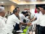 Menteri Pertanian Andi Amran Sulaiman (kanan) menyalami tamu undangan Rapat Koordinasi Terbatas di Kantor Kementan Jakarta, Senin (17/2/2025). Foto : Harianto