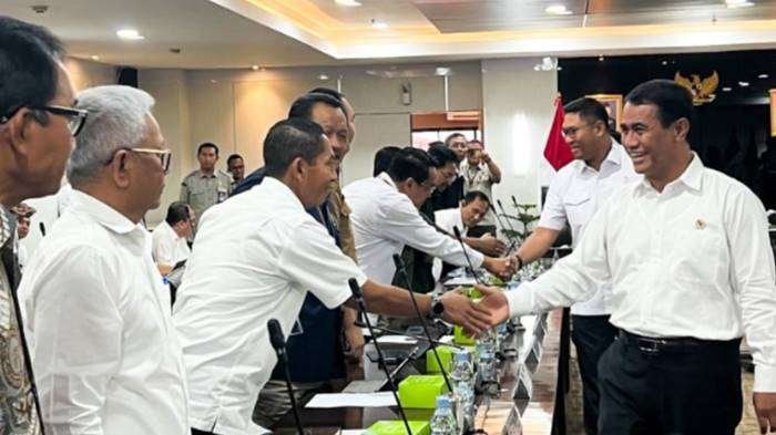 Menteri Pertanian Andi Amran Sulaiman (kanan) menyalami tamu undangan Rapat Koordinasi Terbatas di Kantor Kementan Jakarta, Senin (17/2/2025). Foto : Harianto