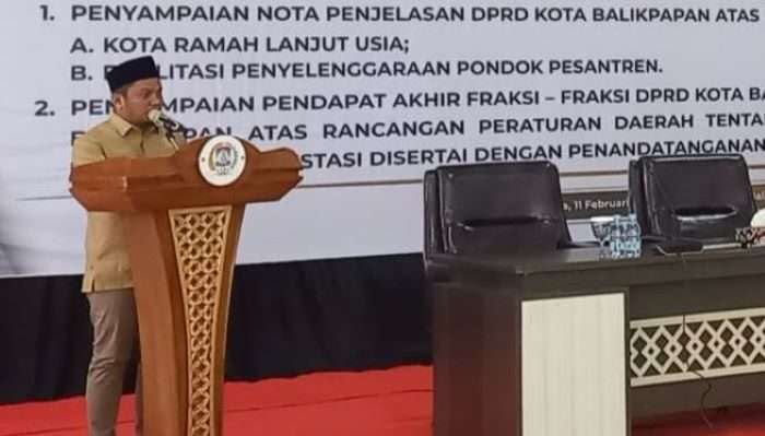 Muhammad Hamid dari Fraksi PKB include Hanura dan Demokrat saat menyampaikan pendapat akhir fraksi atas Raperda tentang pemberian insentif dan kemudahan investasi. Foto: BorneoFlash/Ardian