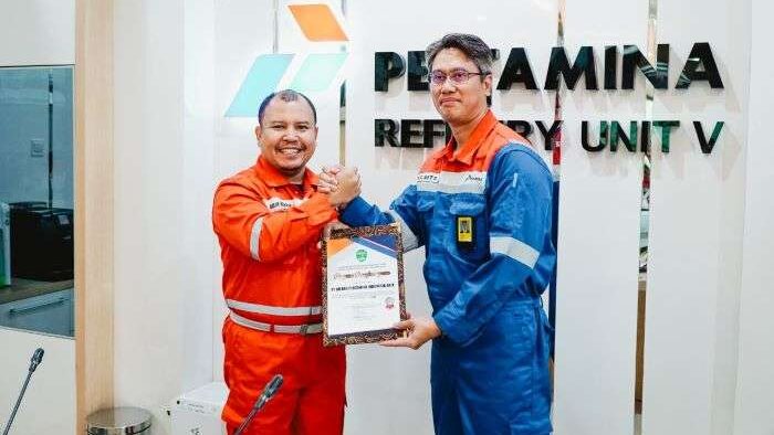 General Manager PT KPI Unit Balikpapan, Novie Handoyo Anto Bersama Manager HSSE PT KPI Unit Balikpapan, Binsar Butar Butar usai meraih penghargaan penerapan sistem Keselamatan dan Kesehatan Kerja (K3) dengan predikat Platinum. Foto: HO/KPI Unit Balikpapan