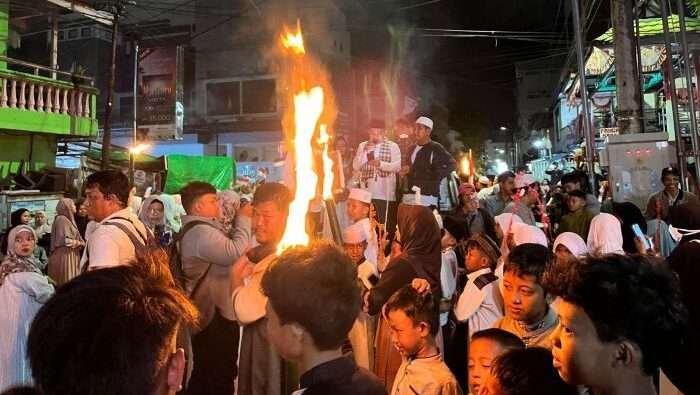 Pawai obor di Masjid Jami' Assu'adaa menyambut bulan suci ramadan 1446 Hijriah, pada hari Selasa (25/2/2025) malam. Foto: BorneoFlash/Niken Sulastri