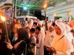 Pawai obor di Masjid Jami' Assu'adaa menyambut bulan suci ramadan 1446 Hijriah, pada hari Selasa (25/2/2025) malam. Foto: BorneoFlash/Niken Sulastri