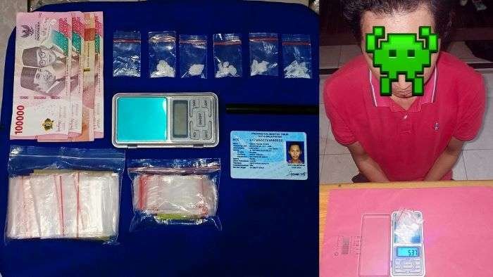 Pelaku kejahatan narkoba jenis sabu dengan inisial A.R beserta barang bukti 6 paket sabu dengan berat bruto 5,37 gram, timbangan digital, plastik flip bening kosong, sendok takar sedotan, serta uang tunai Rp 400.000,-. Foto: HO/Humas Polresta Balikpapan