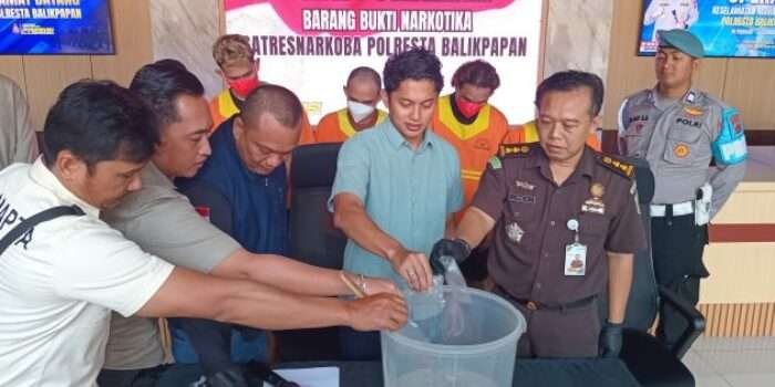 Pemusnahan barang bukti ini dipimpin langsung oleh Kasat Resnarkoba Polresta Balikpapan, AKP Bangkit Dananjaya, SH, MA di Lobby Polresta Balikpapan, pada Selasa (13/2/2025). Foto: BorneoFlash/Agung Putra