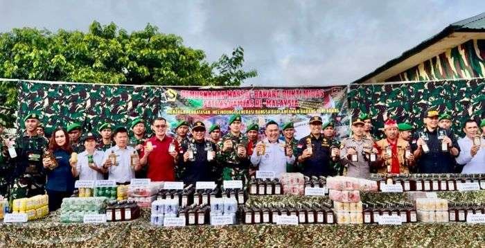 Pemusnahan barang bukti minuman keras (miras) dan Sembako Ilegal di Pos Gabma Long Midang, kecamatan Krayan, Kabupaten Nunukan, Provinsi Kalimantan Utara, pada Rabu (05/02/2025). Foto: HO/Pendam VI/Mlw