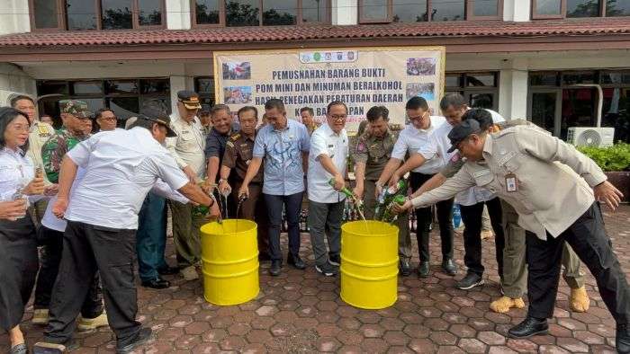 Pemusnahan terhadap 1.089 botol dan kaleng minuman keras, digelar di halaman Kantor Satpol PP Balikpapan, pada Rabu (26/2/2025). Foto: BorneoFlash/Niken Sulastri