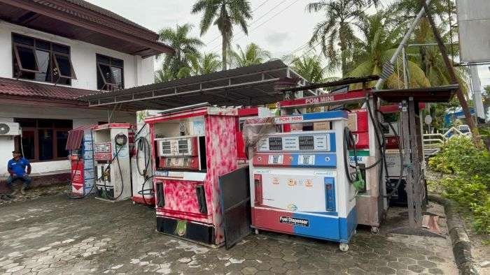 Pemusnahan 37 dispenser pom mini hasil operasi penertiban selama tahun 2024, digelar di halaman Kantor Satpol PP Balikpapan, pada Rabu (26/2/2025). Foto: BorneoFlash/Niken Sulastri