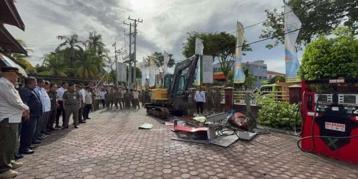 Satpol PP Balikpapan Bersama Kejaksaan Musnahkan Ribuan Botol Miras dan Puluhan Pom Mini Ilegal