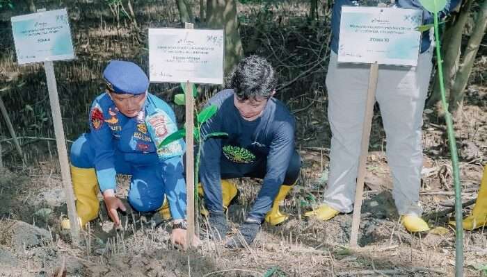 Penanaman Pohon dari PHI Grup merupakan wujud komitmen Perusahaan terhadap mitigasi perubahan iklim melalui upaya pelestarian ekosistem hutan dan pesisir. Foto: HO/PHI