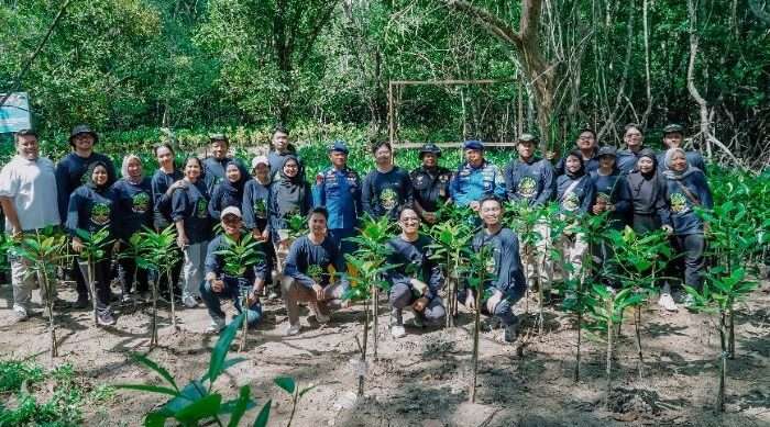 Penanaman Pohon dari PHI Grup merupakan wujud komitmen Perusahaan terhadap mitigasi perubahan iklim melalui upaya pelestarian ekosistem hutan dan pesisir. Foto: HO/PHI