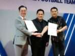 Penandatanganan perjanjian kerjasama oleh Direktur Utama PT GSI, Marsal Masita dan Pan Shan Chau, CEO Vinfast Asia serta disaksikan langsung oleh Ketua Umum PSSI, Erick Thohir di Jakarta, pada Sabtu (22/2/2025). Foto: HO/pssi.org