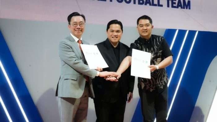 Penandatanganan perjanjian kerjasama oleh Direktur Utama PT GSI, Marsal Masita dan Pan Shan Chau, CEO Vinfast Asia serta disaksikan langsung oleh Ketua Umum PSSI, Erick Thohir di Jakarta, pada Sabtu (22/2/2025). Foto: HO/pssi.org