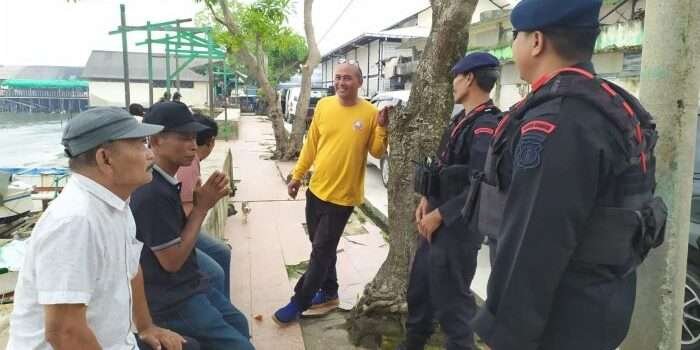Personel Batalyon A Pelopor Sat Brimob Polda Kaltim menggelar patroli sambang ke permukiman warga pesisir di Balikpapan, pada Sabtu (01/02/2025). Foto: HO/Humas Polda Kaltim