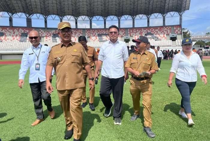 Pj Gubernur Kaltim Akmal Malik, saat tinjau Stadion Segiri Samarinda, pada Senin (10/2/2025). Foto: BorneoFlash/Nur Ainunnisa