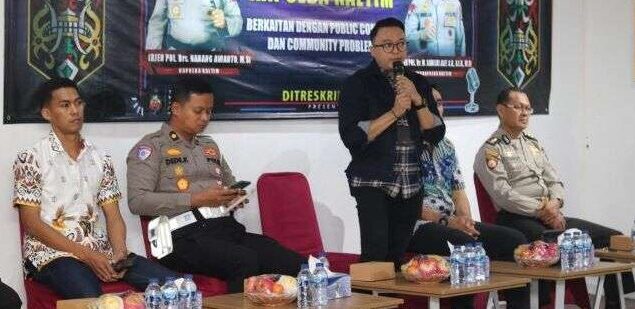 Polda Kaltim menyelenggarakan kegiatan "Jumat Curhat" yang bertajuk Public Complain dan Community Problems. Acara ini digelar di Gedung Parkir Klandasan, Jalan Jenderal Sudirman No. 9, Klandasan Ulu, pada Jumat (07/02/2025). Foto: HO/Humas Polda Kaltim