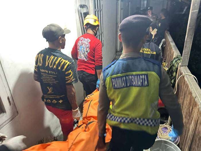 Misteri Kematian di Kamar Kos Klandasan, Polisi dan Tim Gabungan Lakukan Evakuasi. Foto: HO