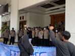 Polresta Balikpapan Terjunkan Personel untuk mengawal jalannya aksi unjuk rasa yang digelar Aliansi Mahasiswa Balikpapan di depan Gedung Dewan Perwakilan Rakyat Daerah (DPRD) Balikpapan, pada Jumat (28/2/2025) sore. Foto: BorneoFlash/Agung Putra