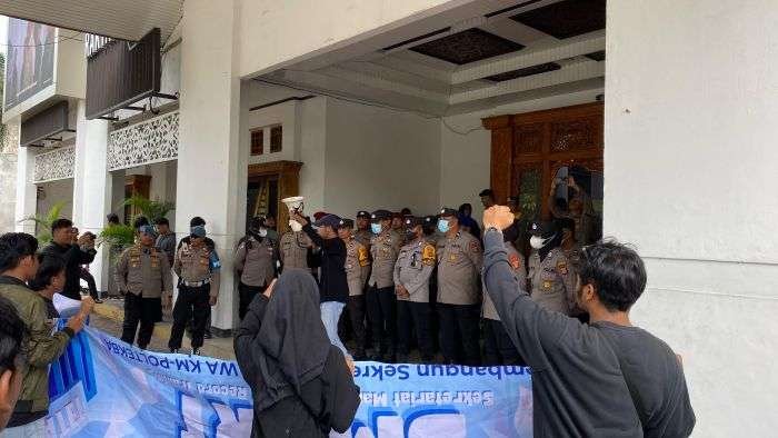 Polresta Balikpapan Terjunkan Personel untuk mengawal jalannya aksi unjuk rasa yang digelar Aliansi Mahasiswa Balikpapan di depan Gedung Dewan Perwakilan Rakyat Daerah (DPRD) Balikpapan, pada Jumat (28/2/2025) sore. Foto: BorneoFlash/Agung Putra