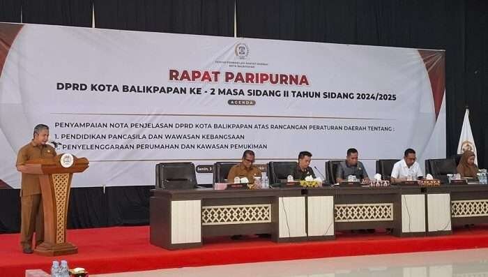 Rapat Paripurna DPRD Kota Balikpapan Bahas Dua Raperda untuk Jaga Keharmonisan Sosial dan Pembangunan Berkelanjutan, yang digelar di Gedung Parkir Klandasan, pada Senin (3/2/2025). Foto: BorneoFlash/Niken Sulastri