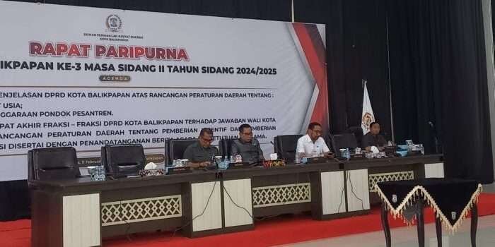 Rapat paripurna Dewan Perwakilan Rakyat Daerah (DPRD) Kota Balikpapan, berlangsung di Gedung Parkir Klandasan Lantai 8, pada hari Selasa (11/2/2025). Foto: BorneoFlash/Ardian