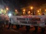 Ratusan peserta Tarhib Ramadan membawa obor yang dibuat dari batang pohon bambu dan membentangkan spanduk bertuliskan ajakan untuk menyambut bulan Ramadhan. Foto: BorneoFlash/Ardian