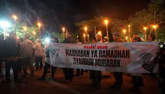 Ratusan peserta Tarhib Ramadan membawa obor yang dibuat dari batang pohon bambu dan membentangkan spanduk bertuliskan ajakan untuk menyambut bulan Ramadhan. Foto: BorneoFlash/Ardian