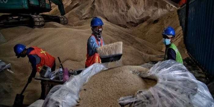 Raw sugar atau gula mentah impor dari India.Foto: Pradita Utama