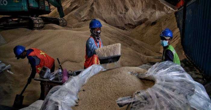 Raw sugar atau gula mentah impor dari India.Foto: Pradita Utama