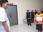 Rekonstruksi kasus pembunuhan dengan 36 Adegan di lantai 2 lorong Satreskrim Polresta Balikpapan, Selasa (25/2/2025). Foto: BorneoFlash/Agung Putra