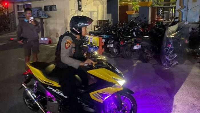 Sat Samapta Polresta Balikpapan kembali menertibkan kendaraan bermotor yang menggunakan knalpot bising, pada Sabtu (1/2/2025) malam. Foto: HO/Humas Polresta Balikpapan