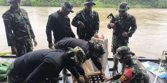 Pengawasan Ketat di Perbatasan, Satgas Yonzipur 8/SMG Gagalkan Penyelundupan Miras Ilegal di Mahulu