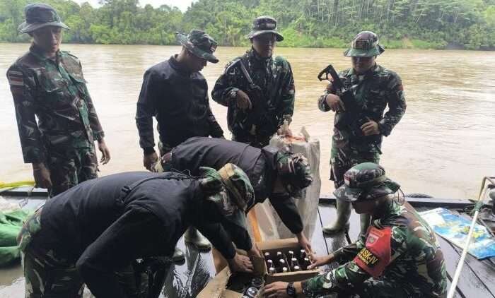Satgas Pamtas RI-MLY Yonzipur 8/SMG berhasil menggagalkan upaya penyelundupan Miras ilegal di wilayah perbatasan Indonesia-Malaysia. Foto: HO/Pendam VI/Mlw