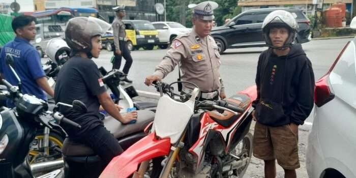 Satlantas Polresta Balikpapan tertibkan 20 kendaraan dalam operasi penertiban dan penindakan pelanggaran lalu lintas yang digelar dalam rangka Operasi Keselamatan Mahakam 2025, pada Senin (17/2/2025). Foto: HO/Polresta Balikpapan