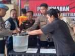 Satresnarkoba Polresta Balikpapan memusnahkan barang bukti (BB) sabu seberat 230,4 gram di Lantai 3 Ruang Satresnarkoba Polresta Balikpapan, pada Kamis (27/2/2025) pukul 10.30 WITA. Foto: HO/Humas Polresta Balikpapan 