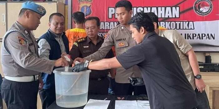 Satresnarkoba Polresta Balikpapan memusnahkan barang bukti (BB) sabu seberat 230,4 gram di Lantai 3 Ruang Satresnarkoba Polresta Balikpapan, pada Kamis (27/2/2025) pukul 10.30 WITA. Foto: HO/Humas Polresta Balikpapan 