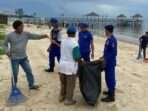 Satuan Polairud Polresta Balikpapan menggelar aksi bersih-bersih di kawasan pesisir Pantai Semayang dan Kilang Mandiri Pertamina, pada Senin (24/2/2025). Foto: HO/Humas Polresta Balikpapan