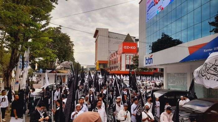 Sejak pukul 06.30 WITA, para peserta aksi damai telah berkumpul di titik awal di kawasan Balikpapan Permai, kemudian mulai bergerak pada pukul 08.00 WITA. Foto: BorneoFlash/Ardian