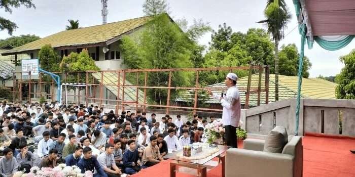 PERINGATI ISRA MI’RAJ – Suasana peringatan Isra Mi'raj 1446 H di halaman SMA Negeri 3 Balikpapan, Jumat (7/2/2025). Foto: Dea/SMAN 3 Balikpapan