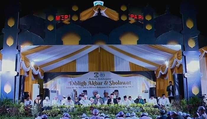 Tabligh Akbar dan Sholawat dalam rangka memperingati Hari Jadi ke-128 Kota Balikpapan dan Isra Mi'raj 1446 Hijriah berlangsung meriah di Balikpapan Sport and Convention Center (BSCC)/DOME, pada Sabtu (22/2/2025) malam. Foto: BorneoFlash/Ist