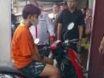 Tersangka MRS Peragakan Adegan Pembunuhan terhadap korban RAL di sebuah restoran kawasan Jalan Indrakila, Balikpapan Utara, pada Senin (3/2/2025). Foto: BorneoFlash/Ist