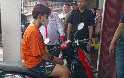 Tersangka MRS Peragakan Adegan Pembunuhan terhadap korban RAL di sebuah restoran kawasan Jalan Indrakila, Balikpapan Utara, pada Senin (3/2/2025). Foto: BorneoFlash/Ist