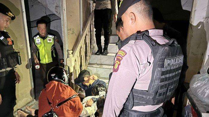 Tim Patroli 110 Satuan Samapta Polresta Balikpapan menerima laporan adanya percobaan bunuh diri di kawasan Ruko Balikpapan Baru, Pada Senin malam (17/02/2025) sekitar pukul 23.00 WITA. Foto: HO/Humas Polresta Balikpapan