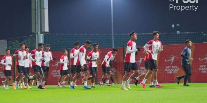Timnas Indonesia U-20 menjalani latihan perdana di Shenzhen Youth Football Training Base, Tiongkok, Senin (10/2) malam. Foto: HO/pssi.org