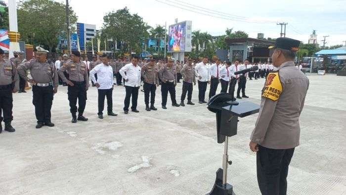 Waka Polresta Balikpapan AKBP Hendrik EB, S.H., S.I.K., saat Apel mingguan yang berlangsung di halaman Mapolresta Balikpapan, pada Senin (24/02/2025). Foto: HO/Humas Polresta Balikpapan