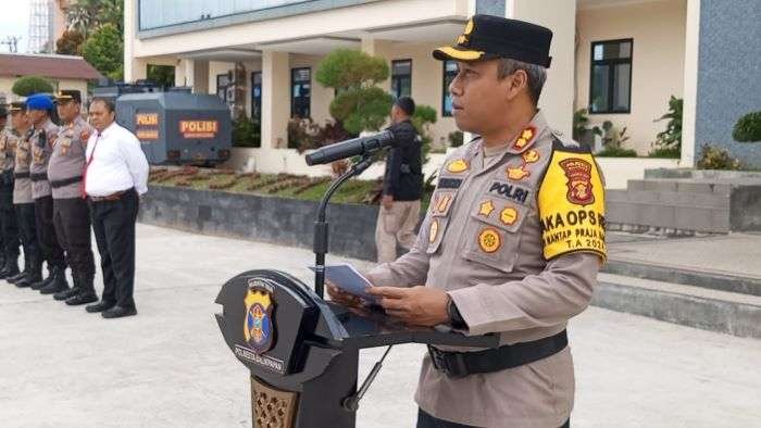 Waka Polresta Balikpapan, AKBP Hendrik EB, SH, SIK Saat Pimpin Apel Upacara Pasukan Operasi Keselamatan Berlalu lintas Mahakam di Halaman Apel Mapolresta, Pada Senin (10/2/2025). Foto: HO/Humas Polresta Balikpapan