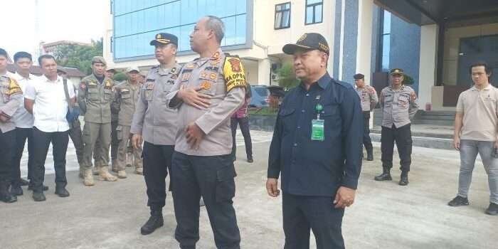 Wakapolresta Balikpapan, AKBP Hendrik EB, SH, SIK, Pimpin langsung Satuan Gabungan Pengamanan proses pengukuran lahan Ocean di kawasan Ruko Bandar, Kota Balikpapan, pada Rabu (26/2/2025). Foto: HO/Humas Polresta Balikpapan