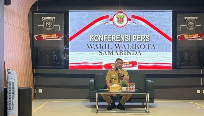 Wakil Wali Kota Samarinda, Saefuddin Zuhri saat konferensi pers di Balai Kota, pada Senin (24/2/2025) sore. Foto: BorneoFlash/Nur Ainunnisa