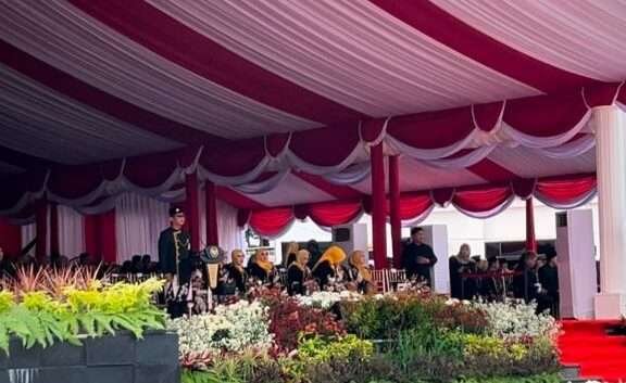 Wali Kota Balikpapan, Rahmad Mas'ud, saat memimpin upacara peringatan HUT ke-128 Kota Balikpapan berlangsung khidmat di Balikpapan Sport and Convention Center (BSCC)/DOME pada Senin (10/2/2025). Foto: BorneoFlash/Niken Sulastri