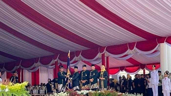 Wali Kota Balikpapan Rahmad Mas’ud saat menyerahkan penghargaan Grand Arindama kepada Sekda Balikpapan, Muhaimin. Foto: BorneoFlash/Niken Sulastri